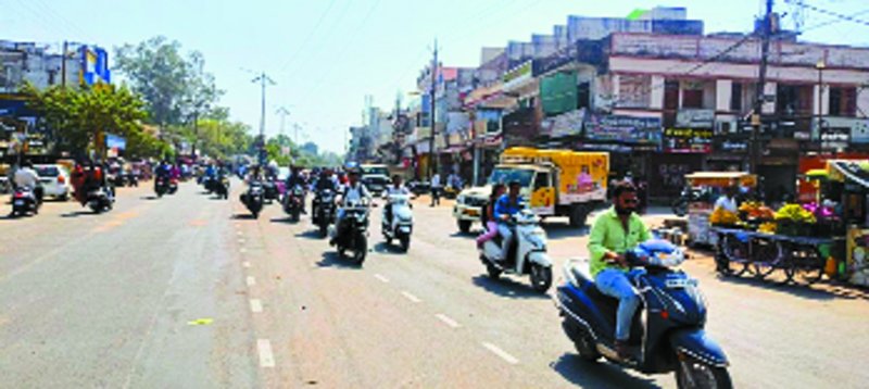 टीकमगढ़-झांसी हाइवे पर भारी ट्रेफिक।