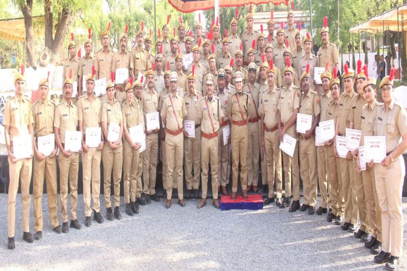 मुस्तैदी से ड्यूटी करने वाले 79 पुलिसकर्मियों को मिले सेवा चिन्ह