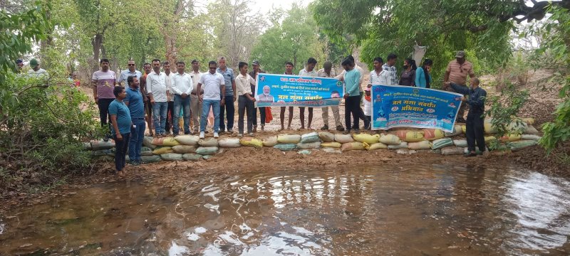 ग्राम पंचायत डोडका में अपनी मिट्टी अपना जल नवाचार के तहत हुआ बोरी बंधान