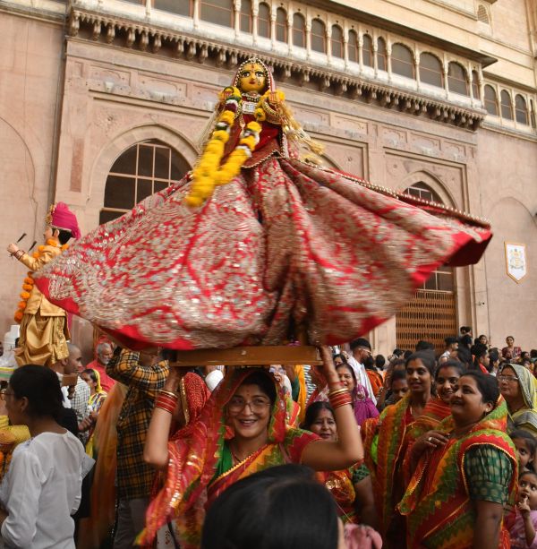 
The fair of Barahmasa Gangaur Junagadh is full