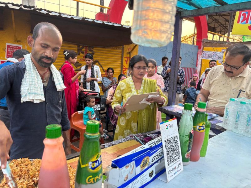 खाद्य सुरक्षा अधिकारी ने किया औचक निरीक्षण