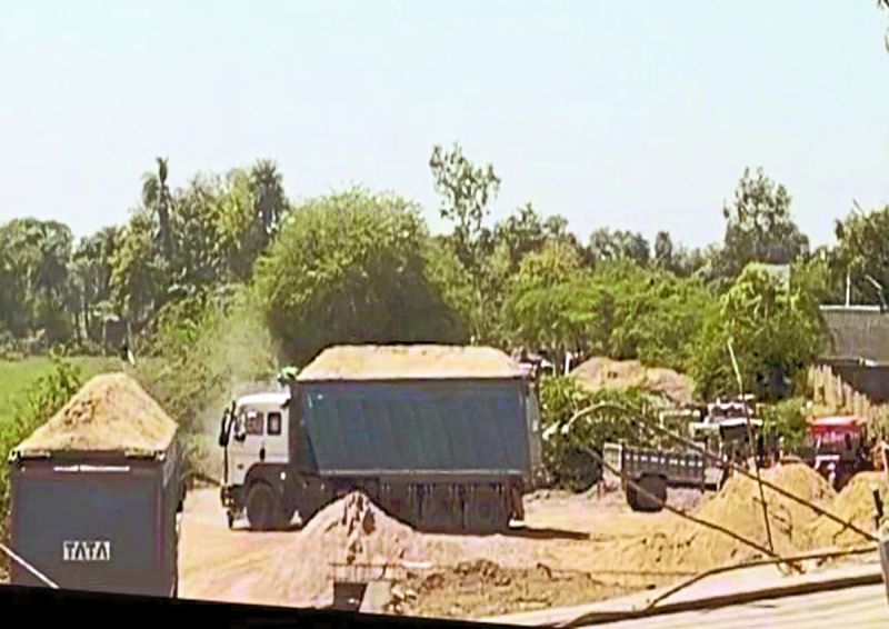 जिले में लाख प्रयास के बावजूद भी अवैध बजरी के कारोबार पर कोई अंकुश नहीं लग पा रहा है। जिले में जहां स्थानीय बजरी का अवैध कारोबार बदस्तूर जारी है। वहीं दूसरी ओर बनास की बजरी का भी बिना रॉयल्टी के ओवरलोड कारोबार किया जा रहा है।