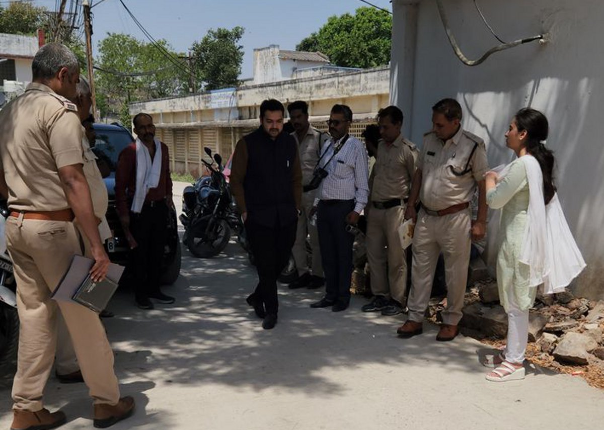 कार्रवाई करती प्रशसाानिक टीम