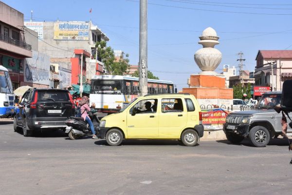 Traffic policemen resting in the shade and traffic rules being broken in the city