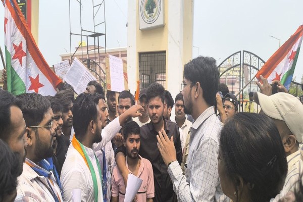 Bilaspur News: इन मांगों को लेकर एनएसयूआई ने किया प्रदर्शन, शव यात्रा निकाल कर छात्रों ने पुतला फूंका