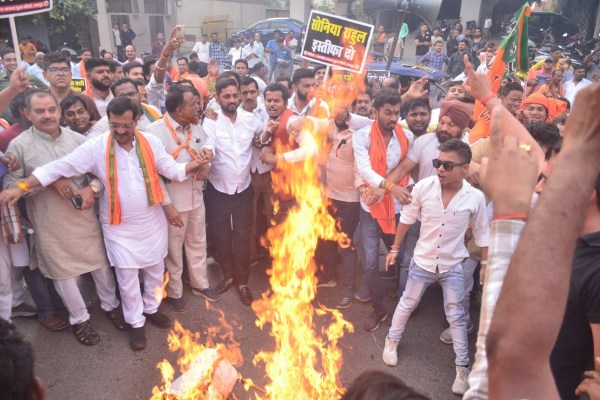 National Herald: राहुल गांधी शर्म करो... सोनिया गांधी शर्म करो... भाजपाइयों ने नारेबाजी कर जमकर किया प्रदर्शन, जानें क्या है नेशनल हेराल्ड केस?