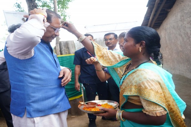 CM साय ने बस्तर से किया ‘मोर दुआर-साय सरकार’ महाअभियान का शुभारंभ, हितग्राहियों के घर पहुंचकर किया सर्वे, देखें तस्वीरें