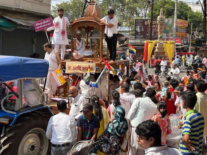 A grand procession was taken out in the city, the Lord was anointed and worshipped in the temple