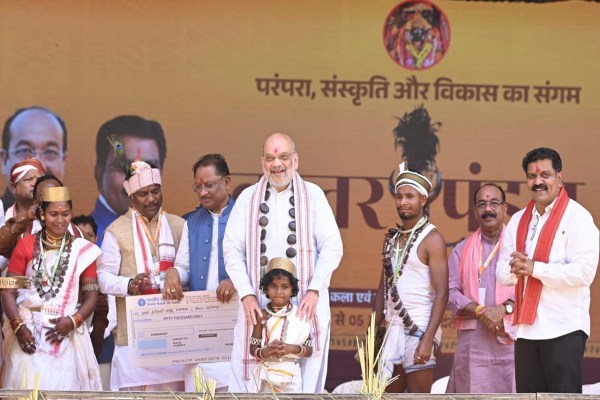 शाह ने जवानों से की मुलाकात, बोले - बस्तर अब बंदूक नहीं, विकास की आवाज से जाना जायेगा… देखिए दौरे की झलकियां