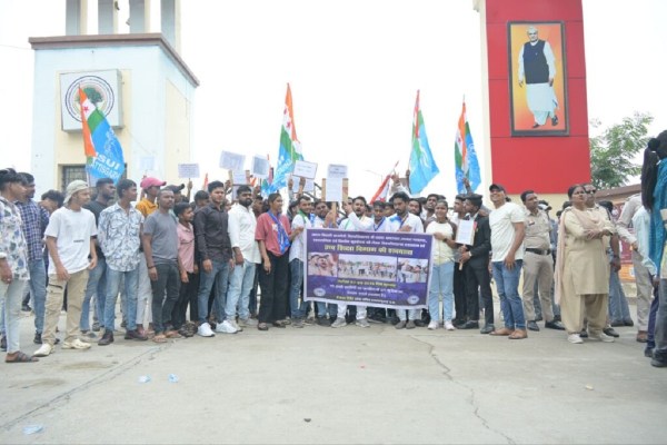 Bilaspur News: इन मांगों को लेकर एनएसयूआई ने किया प्रदर्शन, शव यात्रा निकाल कर छात्रों ने पुतला फूंका