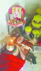 पेट पर अखंड ज्योति रखकर व्रत करते लक्ष्मण लोधी।