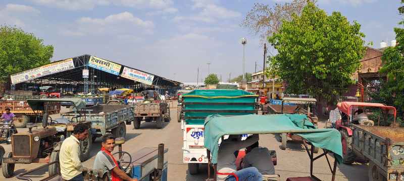 Farmers are facing problems due to the presence of only one weighing machine, there is a traffic jam while coming for weighing