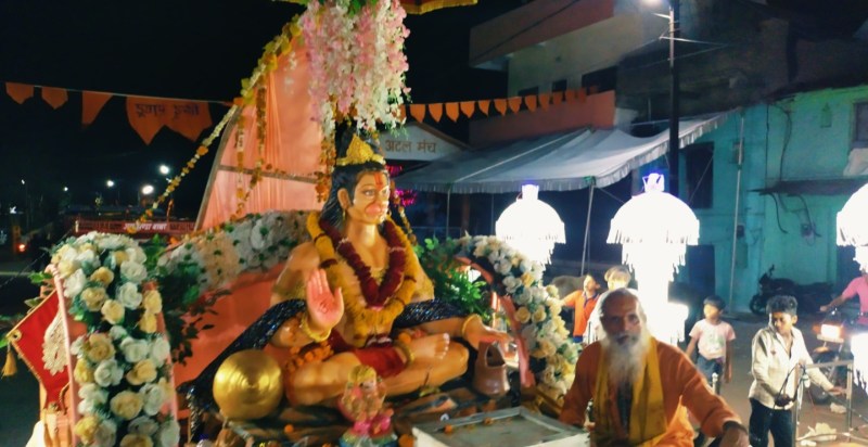 A grand procession was taken out in the city, the idol of Lord Hanuman was riding on a chariot