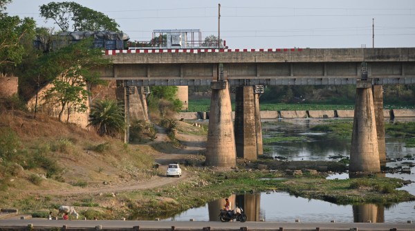 CG News: खारुन नदी का जलस्तर का गिरा, नदी के अंदर बनाया रोड, देखें Photo..
