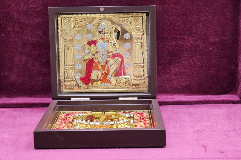 लखनऊ के चौक सर्राफा मार्केट में रुद्राक्ष-ब्रासलेट और चांदी के लॉकेट की धूम