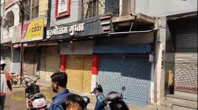 सडक़ की मरम्मत व पानी का छिडक़ाव न होने पर दिखी नाराजगी