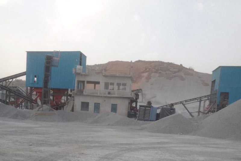 स्कूल के सामने क्रशर