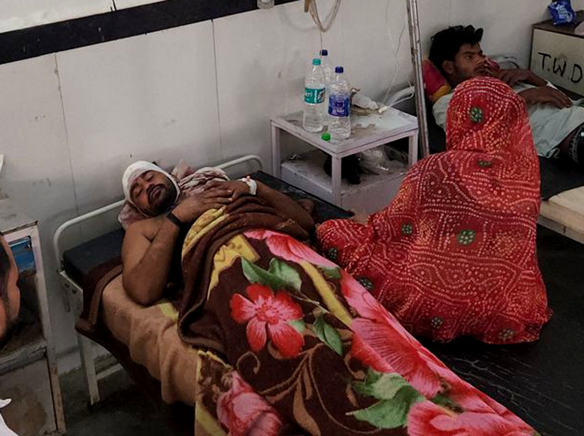 इलाज कराता युवक