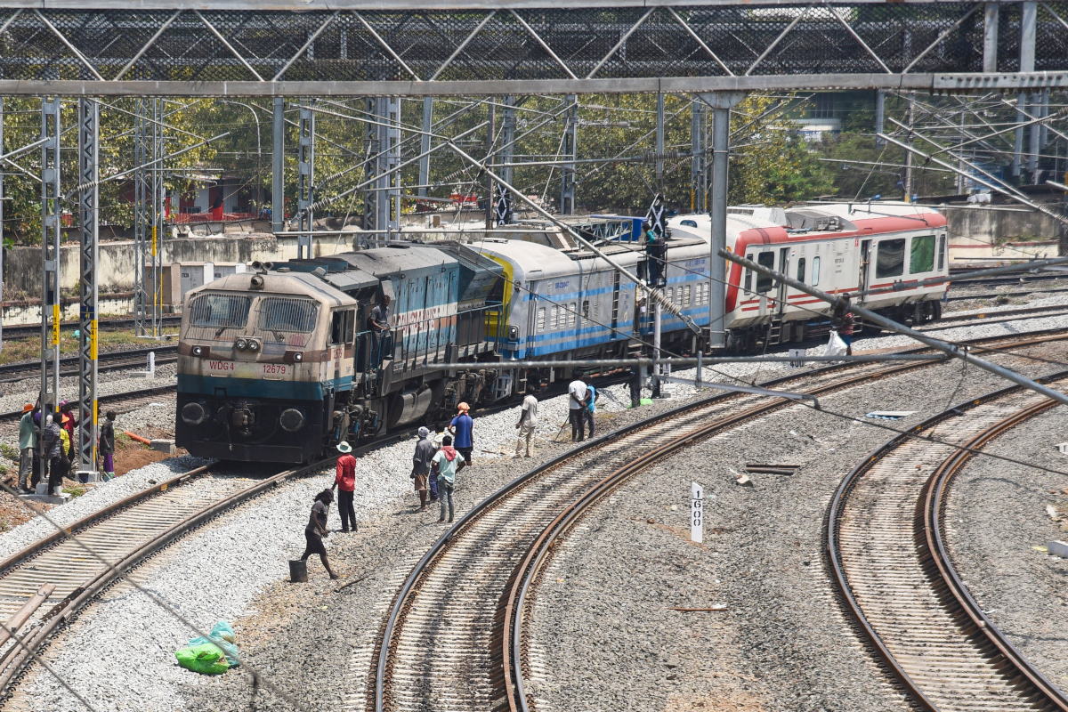 गोरखपुर रेलखंड पर नॉन-इंटरलॉकिंग कार्य के चलते ट्रेनों के रूट में बदलाव, यात्रियों को होगी अस्थायी असुविधा