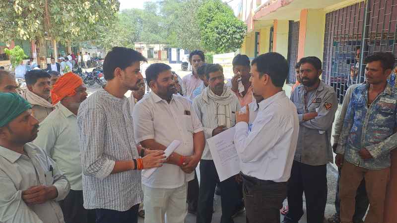 Farmer's allegation: The operator of Piparsar Center took four thousand rupees in exchange for weighing