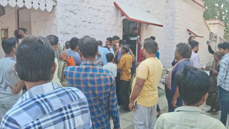 Crowds at Aadhaar centres, people are facing problems due to lack of facilities