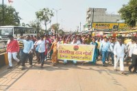 CG News: तेंदूपत्ता बोनस घोटाले के विरोध में सड़क पर उतरे संग्राहक, DFO कार्यालय का किया घेराव