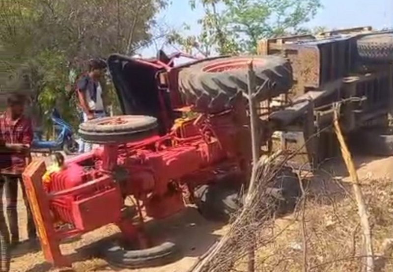 दुर्घटनाग्रस्त ट्रैक्टर-ट्रॉली