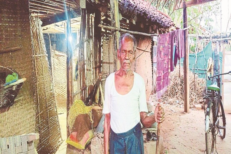 CG News: सबसे वरिष्ठ भाजपाई आज एक झोपड़े में रहने को हैं मजबूर, इमरजेंसी में 71 दिन जेल में रहने वाले लबाड़ी की हालत बदहाल