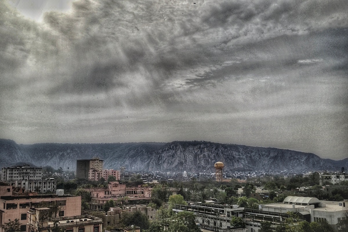 Rajasthan Weather : जयपुर में आज पारा तीन डिग्री चढ़ा, सवेरे से गर्मी के तीखे
तेवर