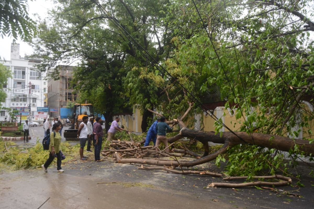 UP Storm: यूपी में आंधी-बारिश से तबाही: 13 की मौत, फसलें बर्बाद, हाईवे ठप