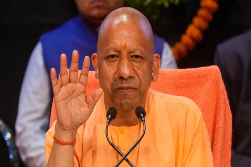 अफसर पहुंचे घर, जरूरतमंद परिवार को मिला राहत का सामान