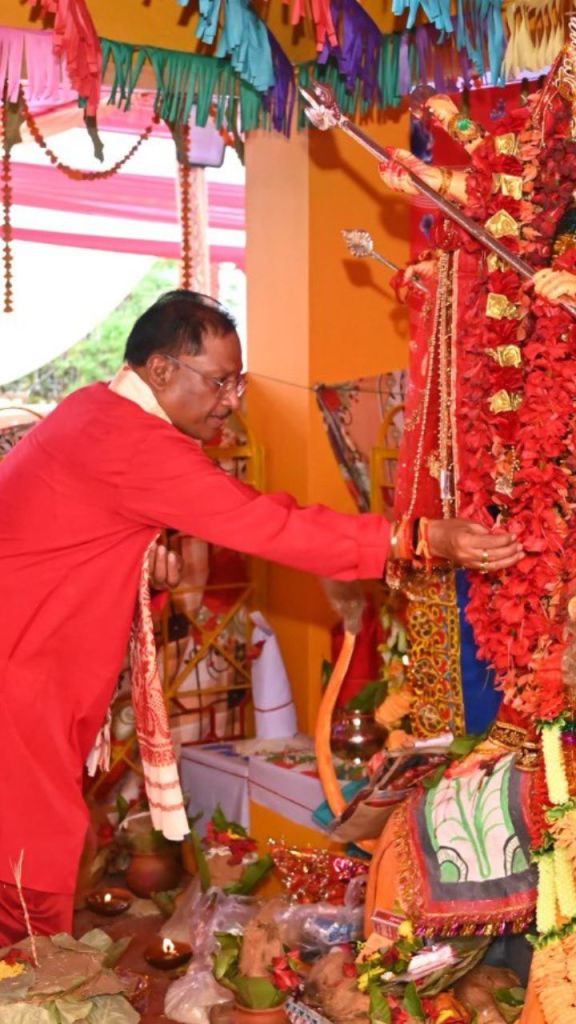 CM साय ने की मां दुर्गा की पूजा अर्चना, धर्मपत्नी के साथ कन्याओं को कराया भोजन
