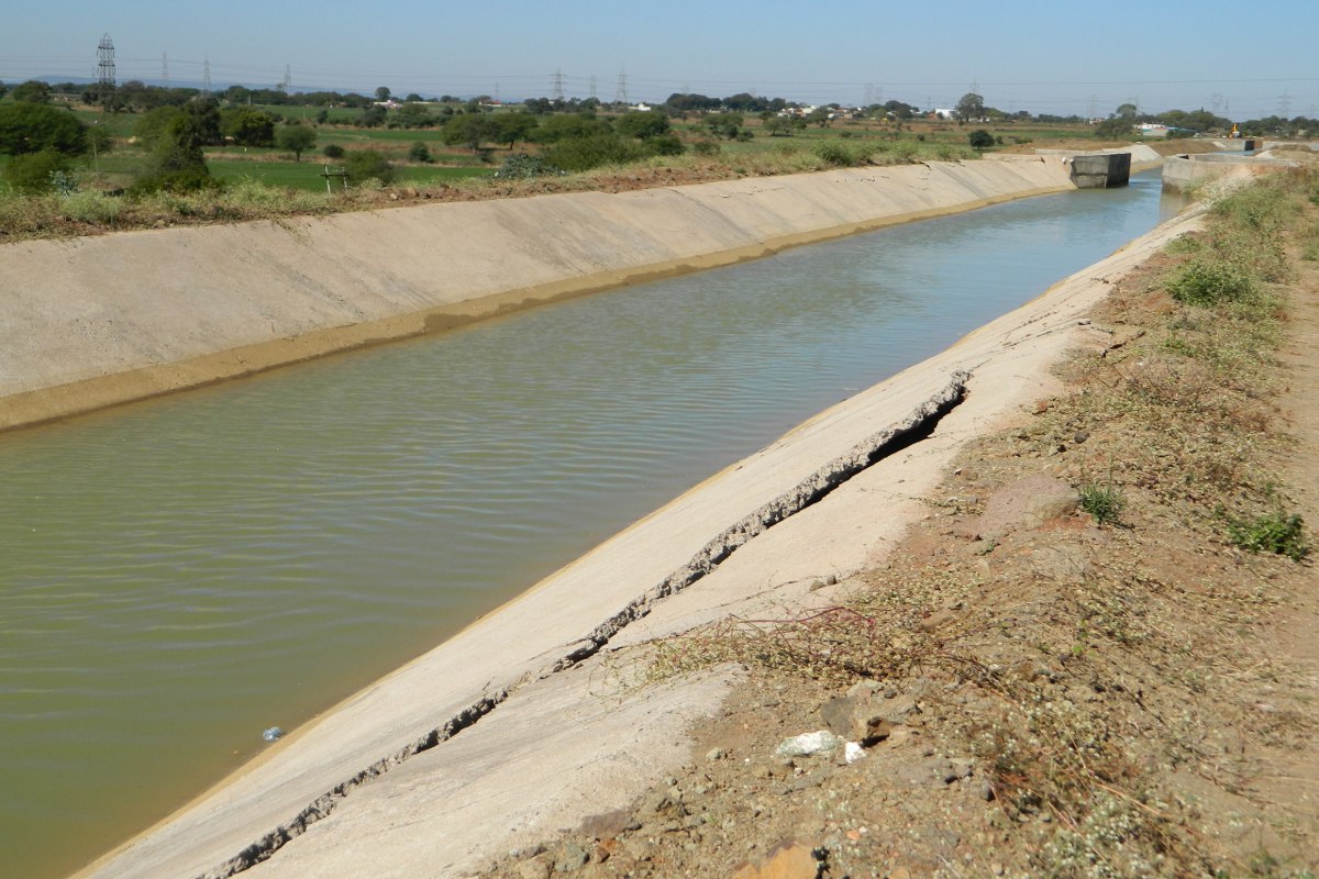 बांध से नहर में छूटा पानी।