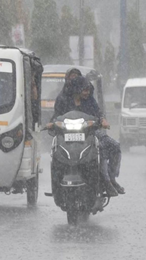 Rain Alert: बारिश का येलो अलर्ट जारी, कुछ ही देर में रायपुर समेत इन जिलों में पड़ेगी बौछारें