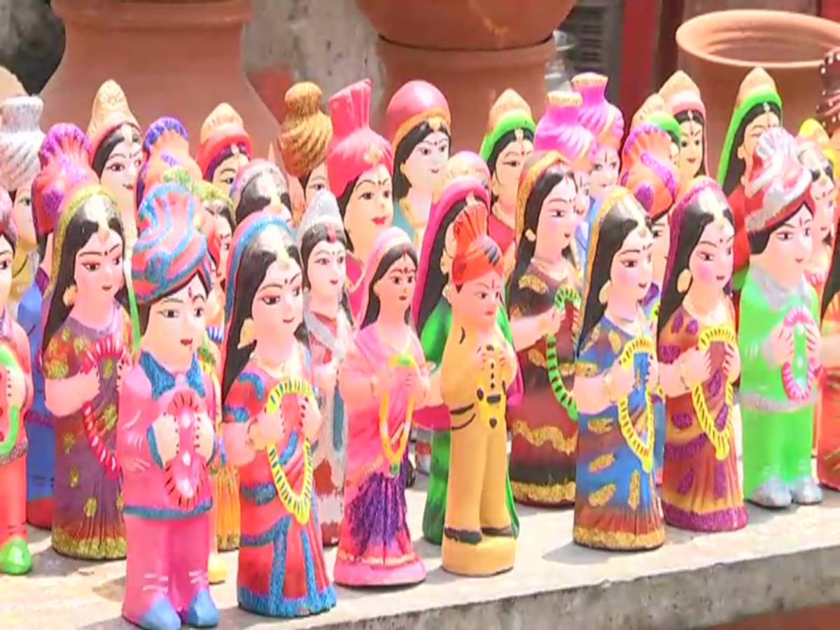 Akshaya Tritiya 2025: अक्षय तृतीया को लेकर सजा बाजार, जानें कब से कब तक है शुभ
मुहूर्त