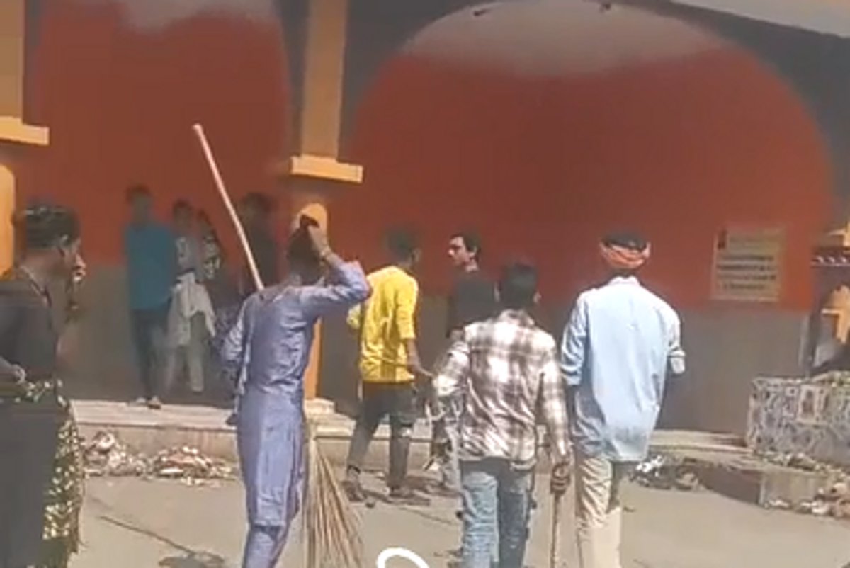 सफाई कर्मचारियों ने श्रद्धालुओं को पीटा
