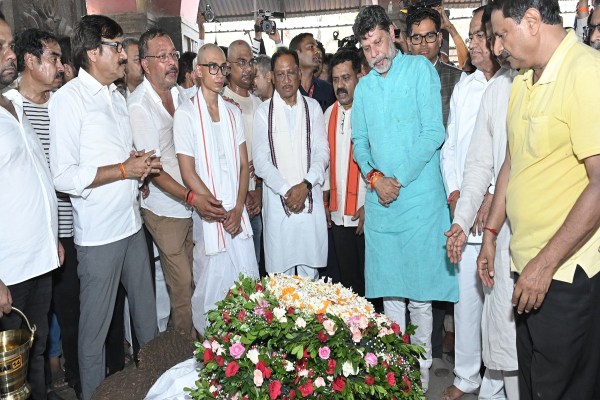 Pahalgam Terror Attack: आतंकी हमले में मारे गए रायपुर के कारोबारी को CM ने दिया कंधा, देखें तस्वीरें