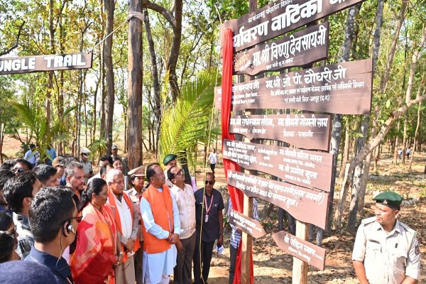 CG News: CM साय की बड़ी सौगात! हेलीपेड लाउंज और पर्यावरण वाटिका का किया शुभारंभ, ग्रामीणों को मिलेगा रोजगार