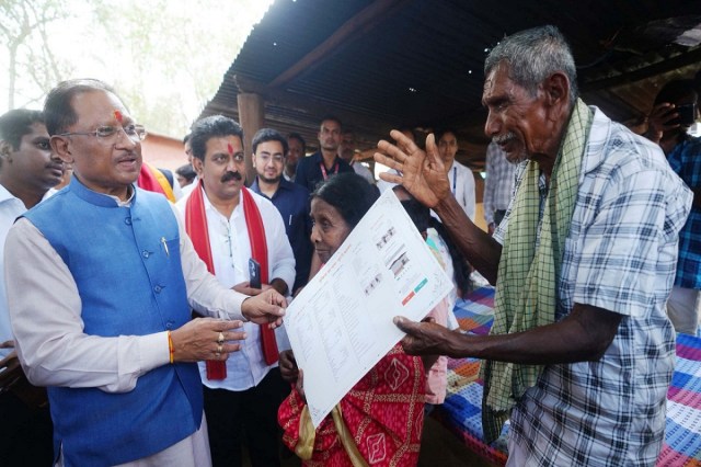 CM साय ने बस्तर से किया ‘मोर दुआर-साय सरकार’ महाअभियान का शुभारंभ, हितग्राहियों के घर पहुंचकर किया सर्वे, देखें तस्वीरें