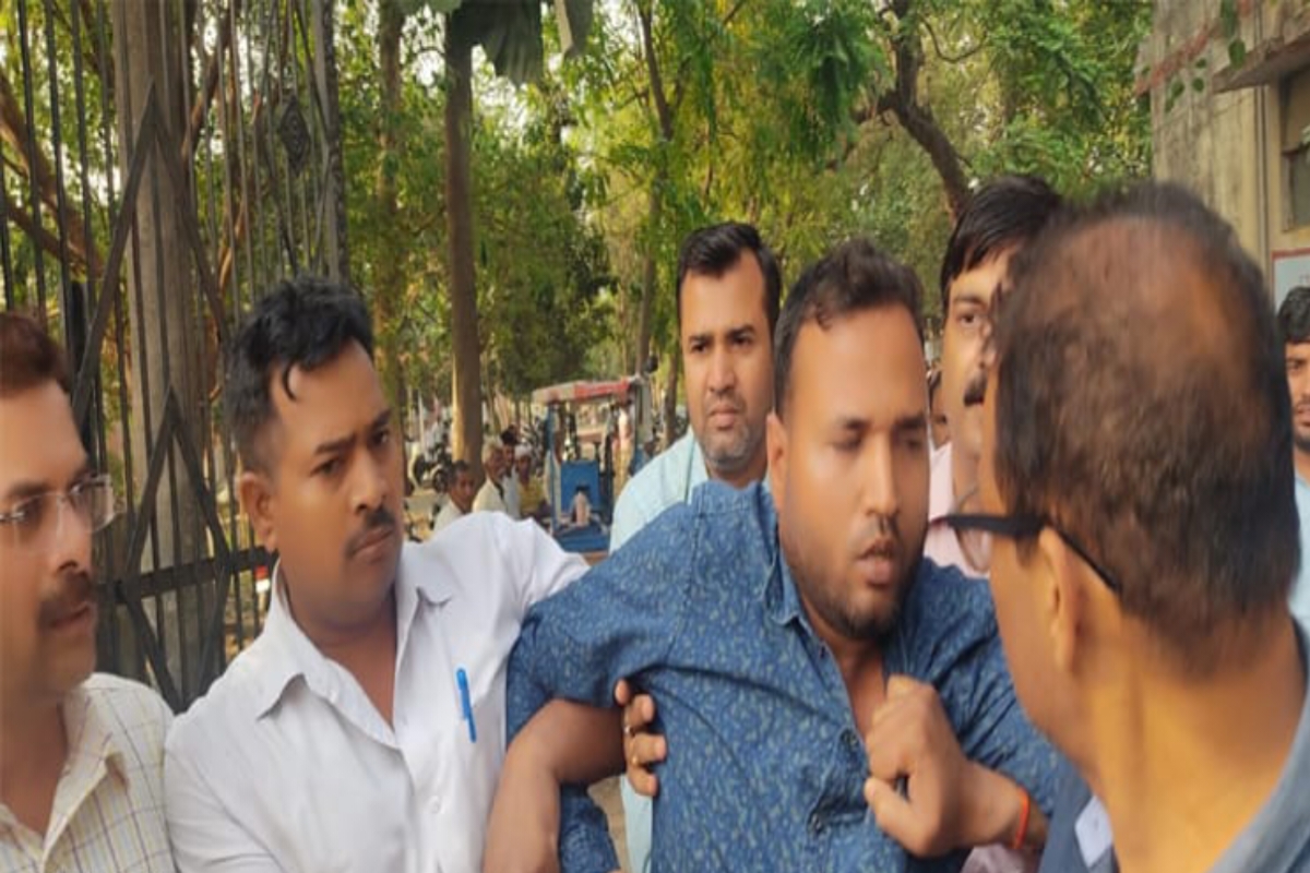Ayodhya News: अयोध्या में घूसखोर लेखपाल को रिश्वत लेते एंटी करप्शन टीम ने किया
गिरफ्तार