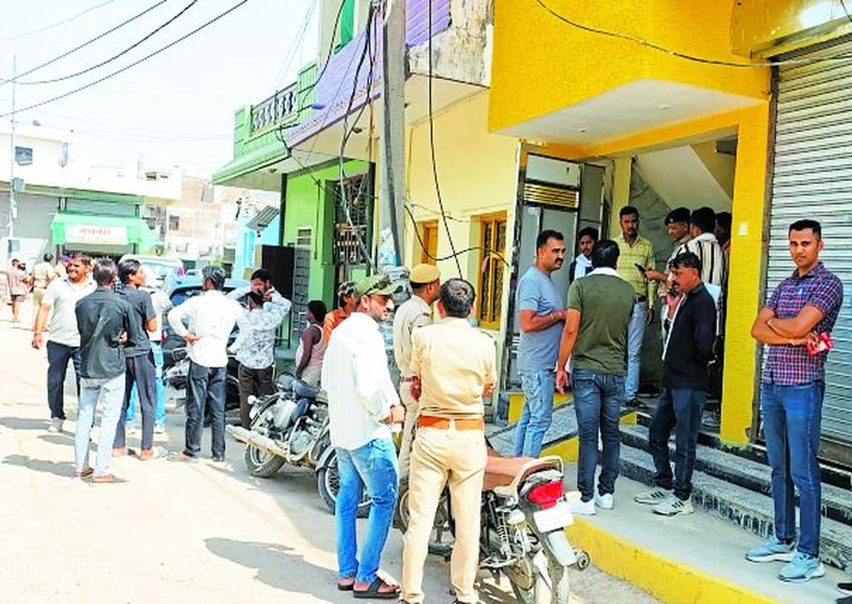 घटना की सूचना पर पुलिस अधिकारी मौके पर पहुंचे तथा मौका निरीक्षण कर आरोपियों की तलाश शुरू की। घटना के कुछ घंटों बाद ही शाम को पुलिस ने आरापियों को डिटेन कर लिया।