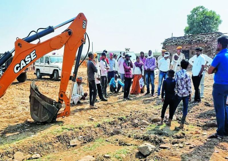 दो दर्जन अतिक्रमियों के कब्जे वाली 200 बीघा चरागाह जमीन पर हो रहे पत्थर के कोट को दो जेसीबी मशीनों की मदद से हटाया गया।