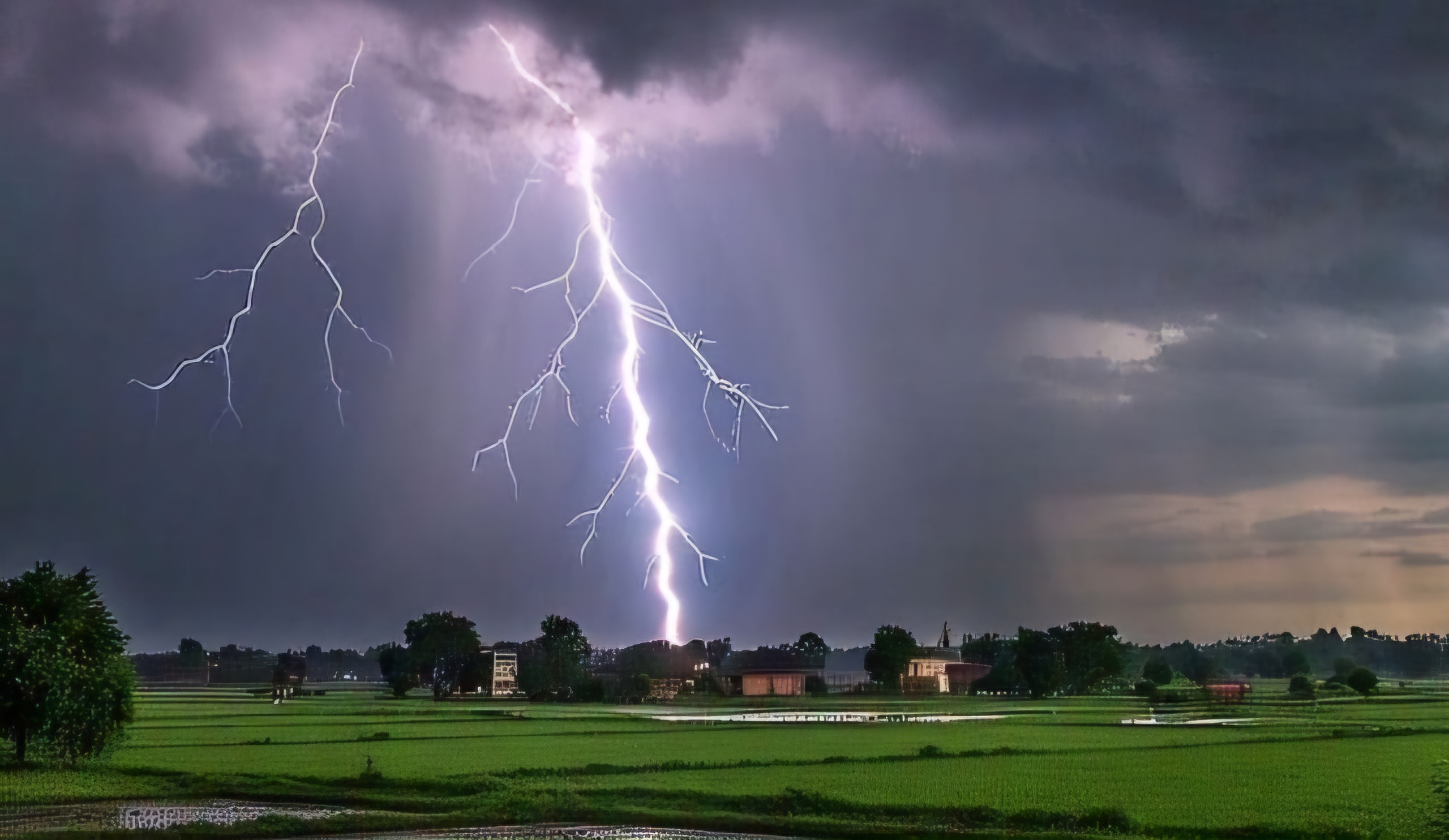 UP Weather: मौसम ने बदली करवट, पूर्वी यूपी के कई जिलों में बारिश और ओलावृष्टि की
चेतावनी