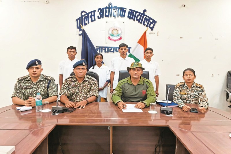 Naxalites Surrendered: 10 लाख के 4 इनामी नक्सलियों ने किया सरेंडर, कई बड़े वारदातों में रहे शामिल