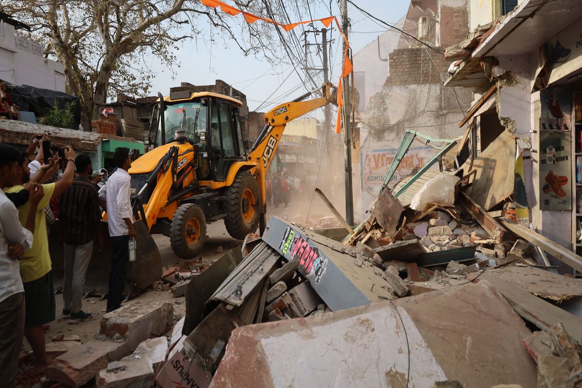 पीले पंजे की गर्जना में सात दुकानें ध्वस्त, चिह्नित अतिक्रमण को किया धराशायी Seven shops demolished in the roar of yellow claws, marked encroachments demolished
