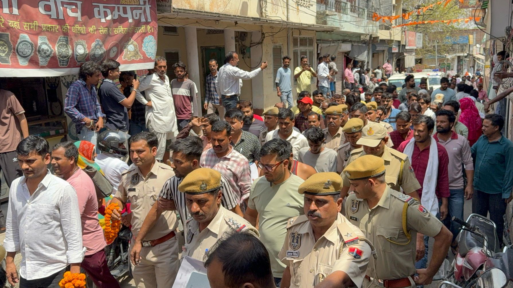 बगरू में लुटेरों की कड़ी धूप में नंगे पैर परेड, बाजार में घुमाया