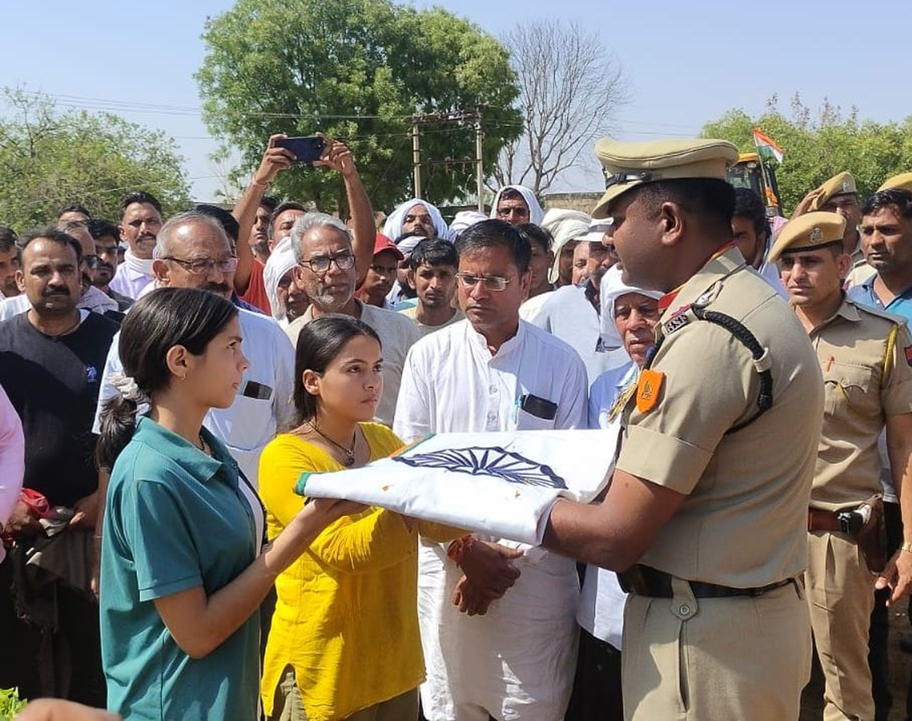 भारतमाता के जयकारों के साथ सैन्य सम्मान से अंतिम विदाई, बेटियों ने दी मुखाग्नि