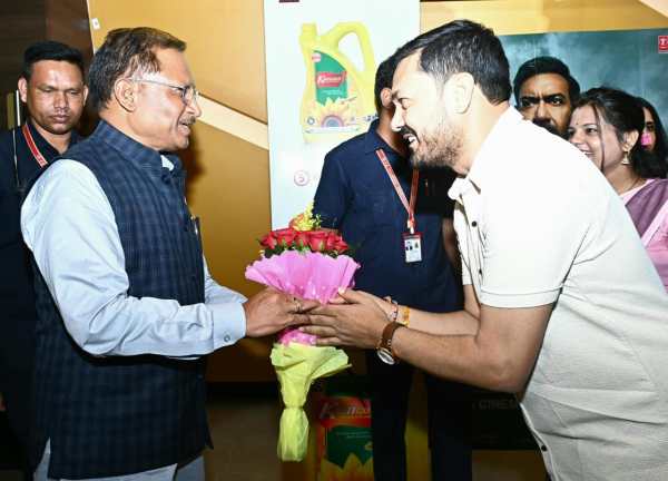Raipur News: सीएम साय ने देखी छत्तीसगढ़ी फिल्म सुहाग, देखें तस्वीरें 
