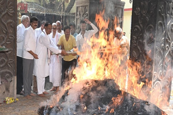 Pahalgam Terror Attack: आतंकी हमले में मारे गए रायपुर के कारोबारी को CM ने दिया कंधा, देखें तस्वीरें