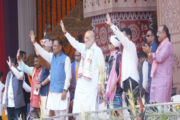 शाह ने जवानों से की मुलाकात, बोले - बस्तर अब बंदूक नहीं, विकास की आवाज से जाना जायेगा… देखिए दौरे की झलकियां